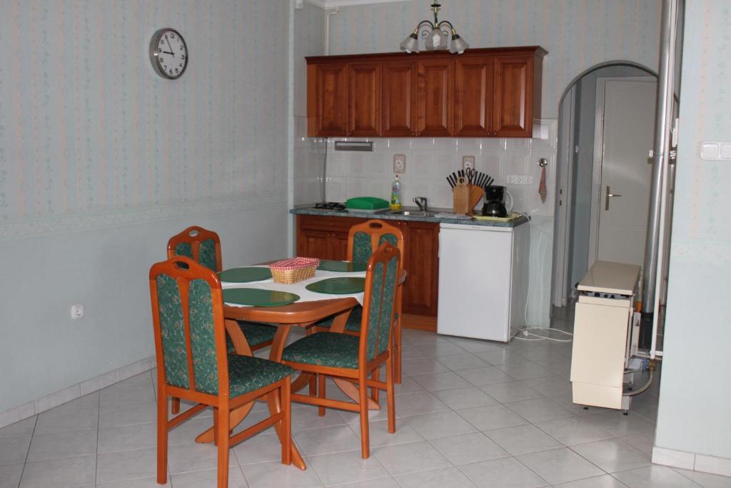 Orwa Apartmanok - Fenyofa Koez Залакарос Стая снимка